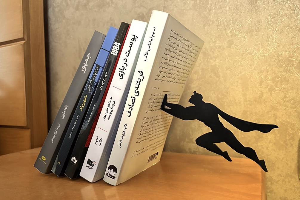 کتابخانه رومیزی مدل پاورمن با طراحی مدرن و رنگ مشکی مات